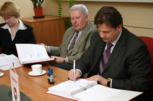 Prezes Krzysztof Jaworski podpisuje umowe na wykonanie kanalizacji