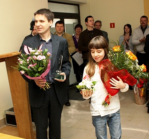 Pan Bartosz Soćko - utytułowany arcymistrz szachowy wraz z córką Weroniką