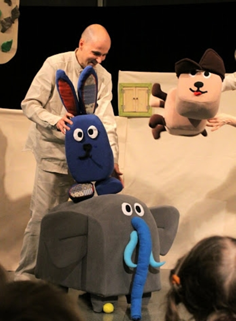 Kto tam? - pomóż zajączkowi znaleźć przyjaciela - bezpłatny spektakl teatralny dla dzieci w Auchan