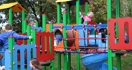 Renowacja placów zabaw w przedszkolach. Maluchy mają nowy sprzęt do za...